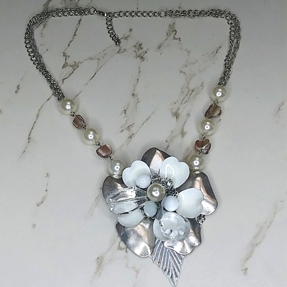 Metal 3D Flower Beaded Mother Pearl Chain Necklace